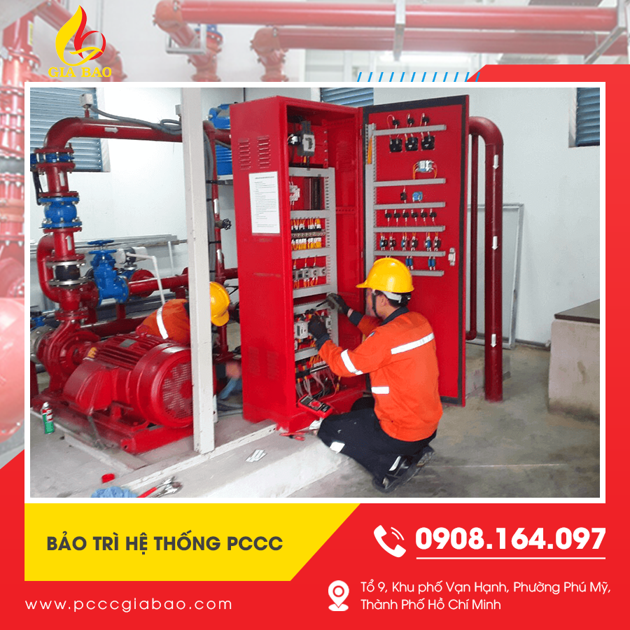 Kỹ thuật viên đang kiểm tra tủ trung tâm báo cháy tại tòa nhà văn phòng. Kỹ thuật viên đang kiểm tra tủ trung tâm báo cháy tại tòa nhà văn phòng.