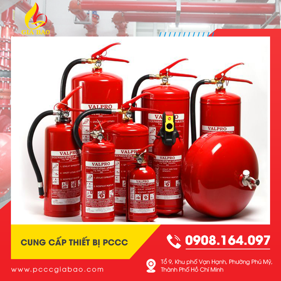 Các loại bình chữa cháy xếp ngay ngắn khi trưng bày Các loại bình chữa cháy xếp ngay ngắn khi trưng bày