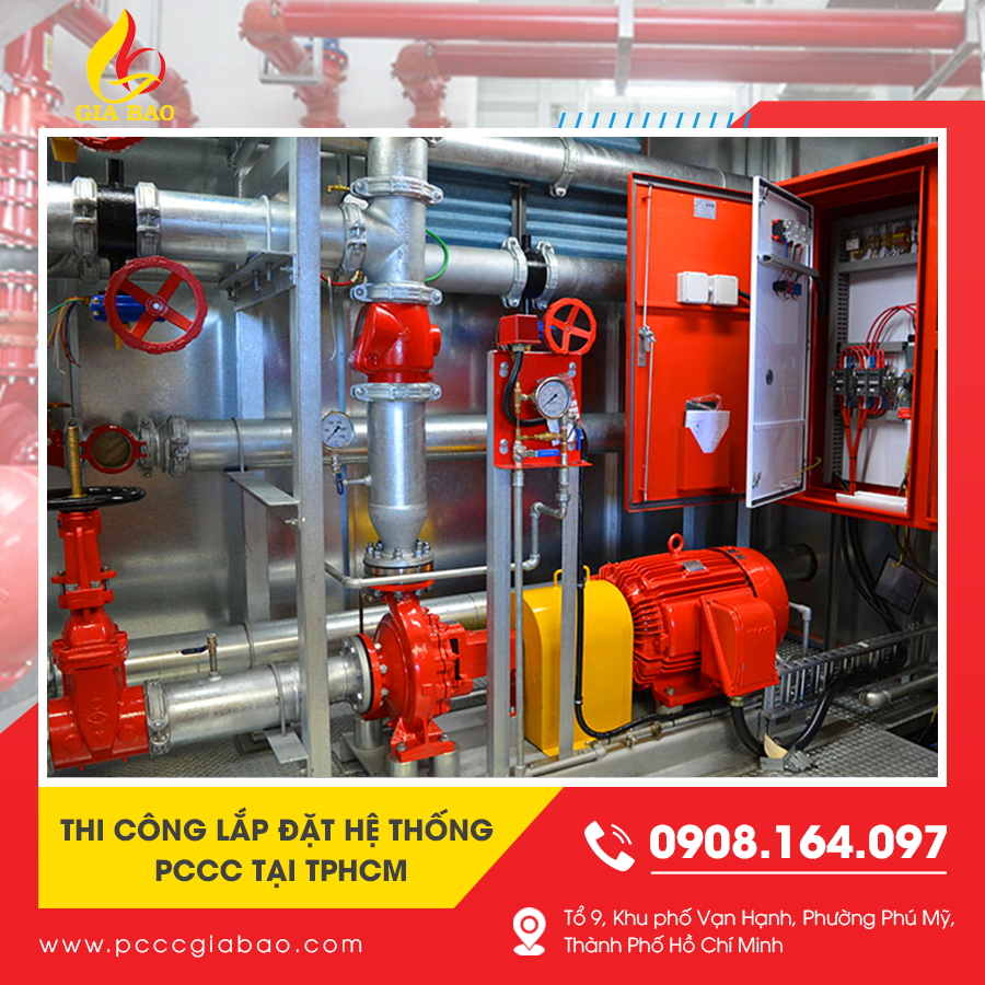 Nhân viên thi công đấu nối tủ trung tâm báo cháy tại một tòa nhà Nhân viên thi công đấu nối tủ trung tâm báo cháy tại một tòa nhà